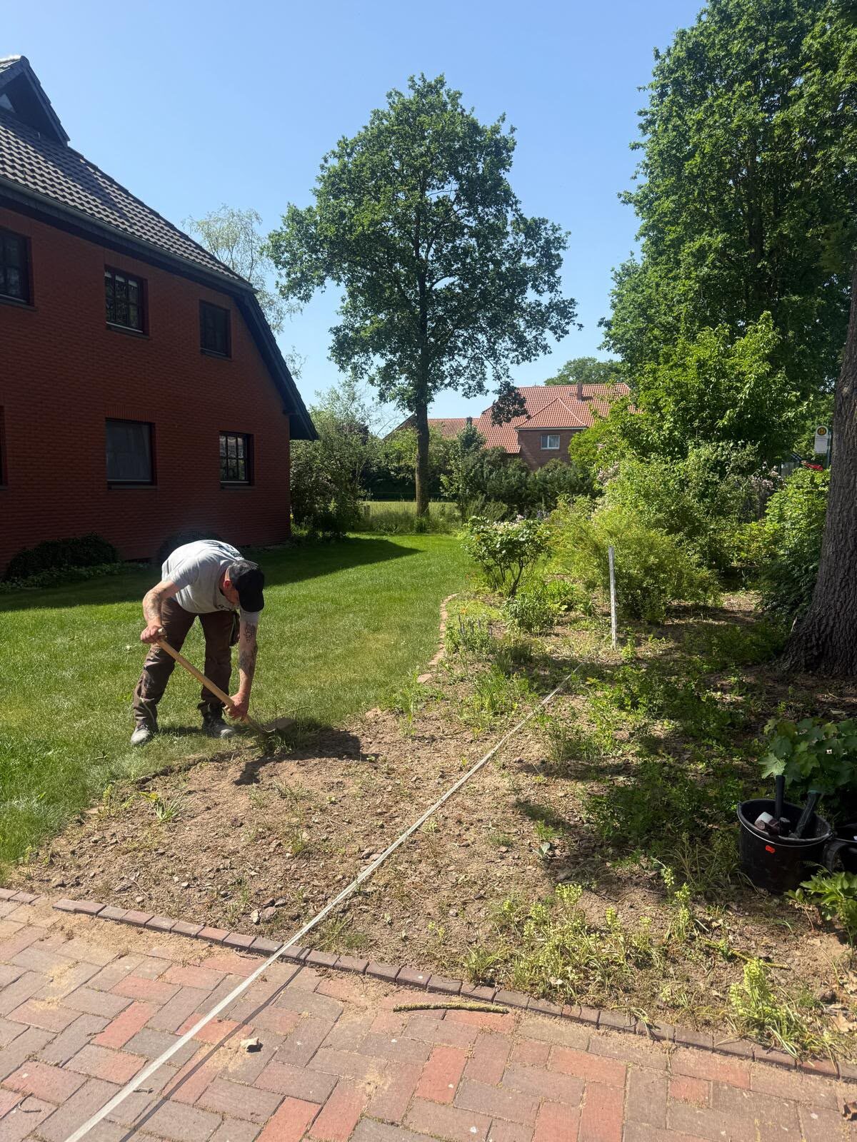 Pflege einer Beetfläche an einem Wohngebäude