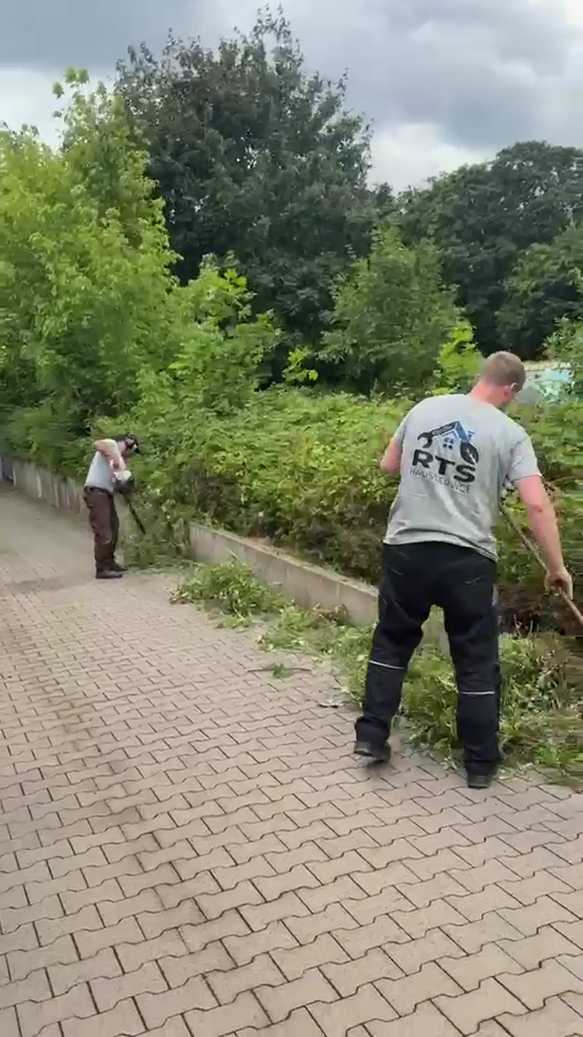 Video von laufenden Pflegearbeiten in einer Außenanlage