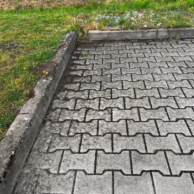 Gereinigte Außenfläche neben einem Gebäude