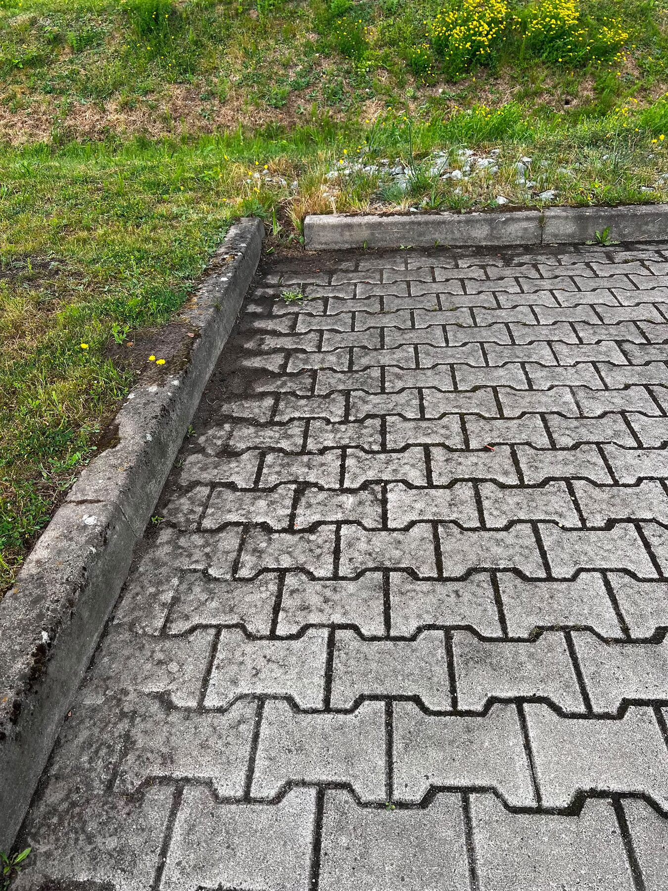 Gereinigte Außenfläche neben einem Gebäude