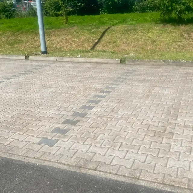 Saubere gepflasterte Wegefläche an einem Grundstück