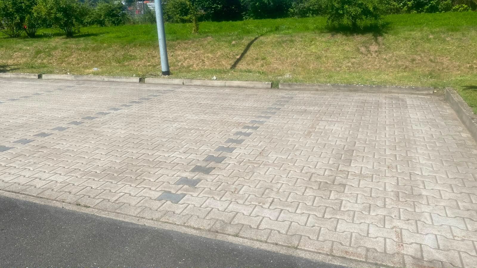 Saubere gepflasterte Wegefläche an einem Grundstück