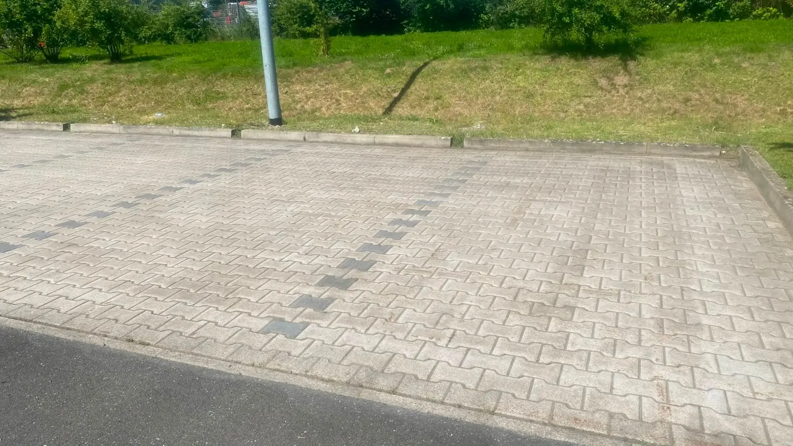 Gepflegte gepflasterte Außenfläche an einem Grundstück