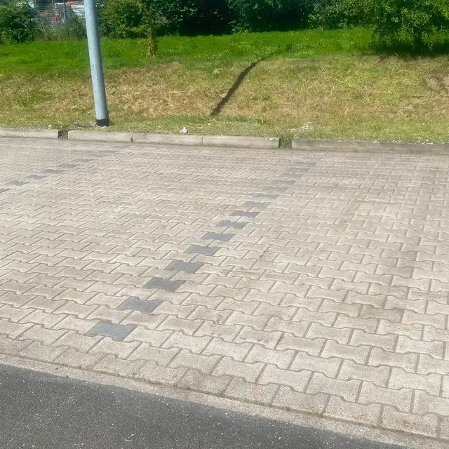 Gepflegte Außenfläche an einem Wohnhaus