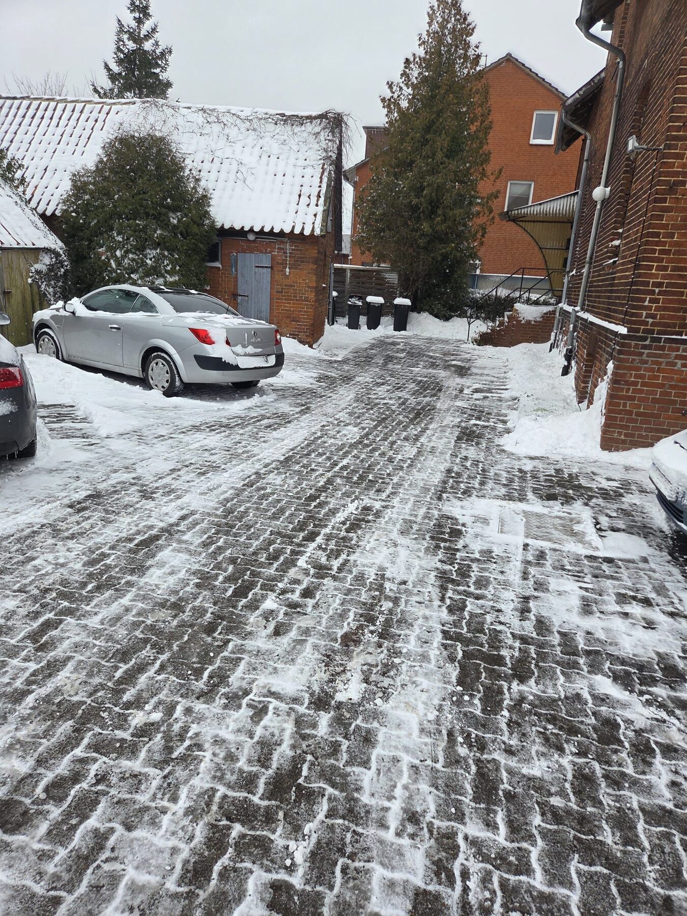 Räumfahrzeug beim Winterdienst auf verschneiter Fläche