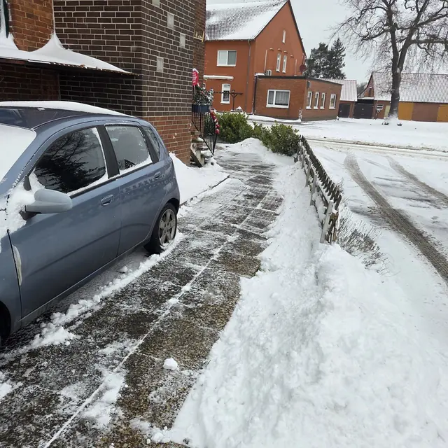 Winterdienst auf einer verschneiten Außenfläche