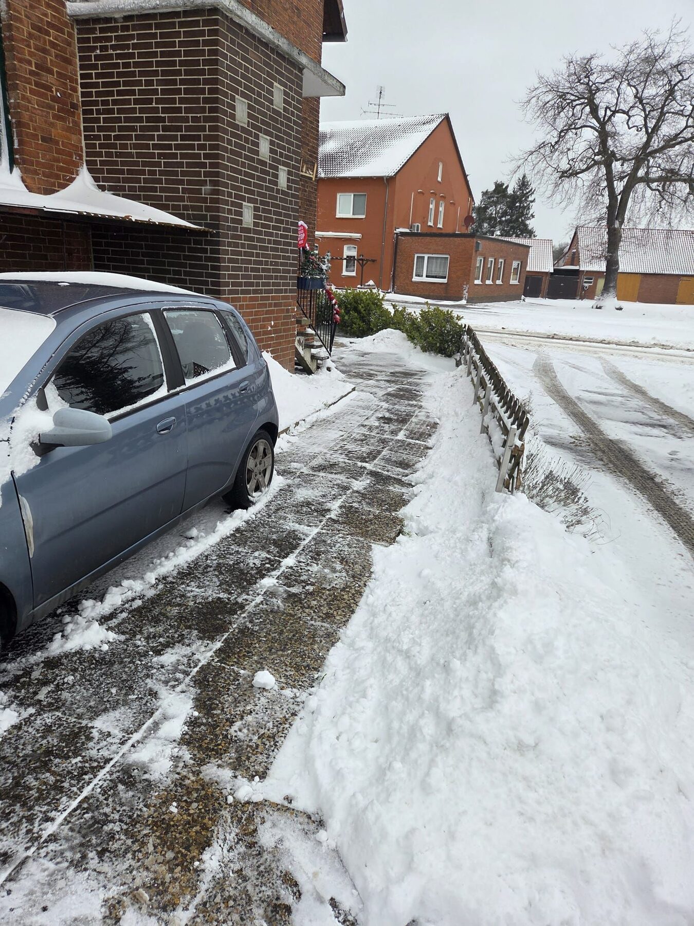 Winterdienst auf einer verschneiten Außenfläche