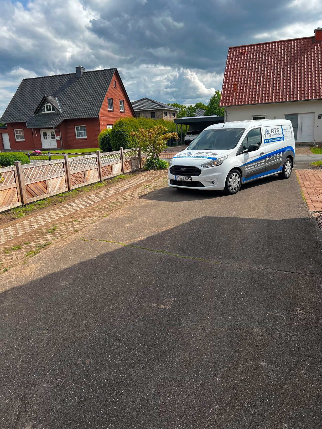 Gepflegter Außenbereich eines betreuten Objekts