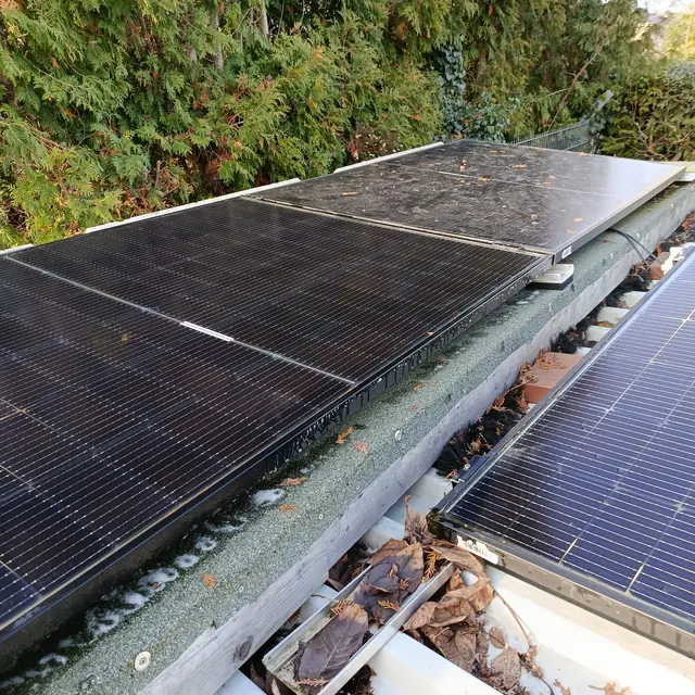 Gereinigte Photovoltaikmodule auf einem Gebäude