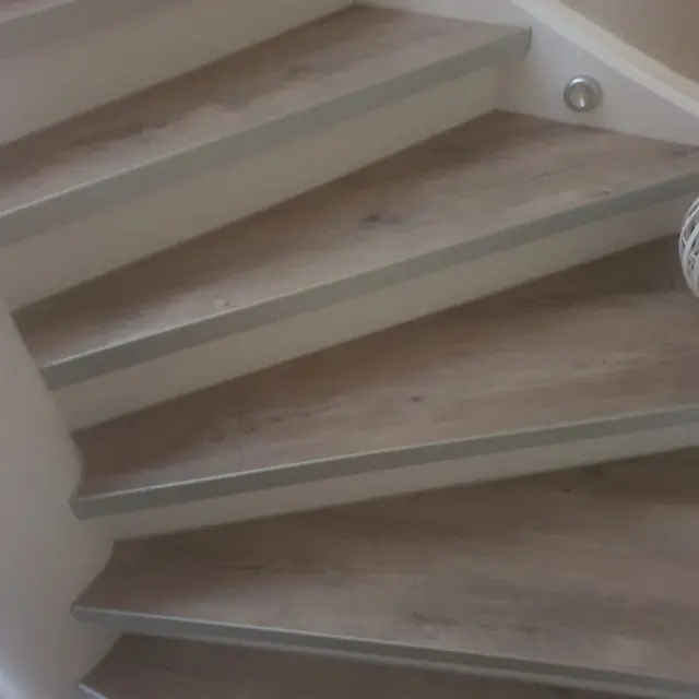 Treppe mit einem neu wirkenden Bodenbelag
