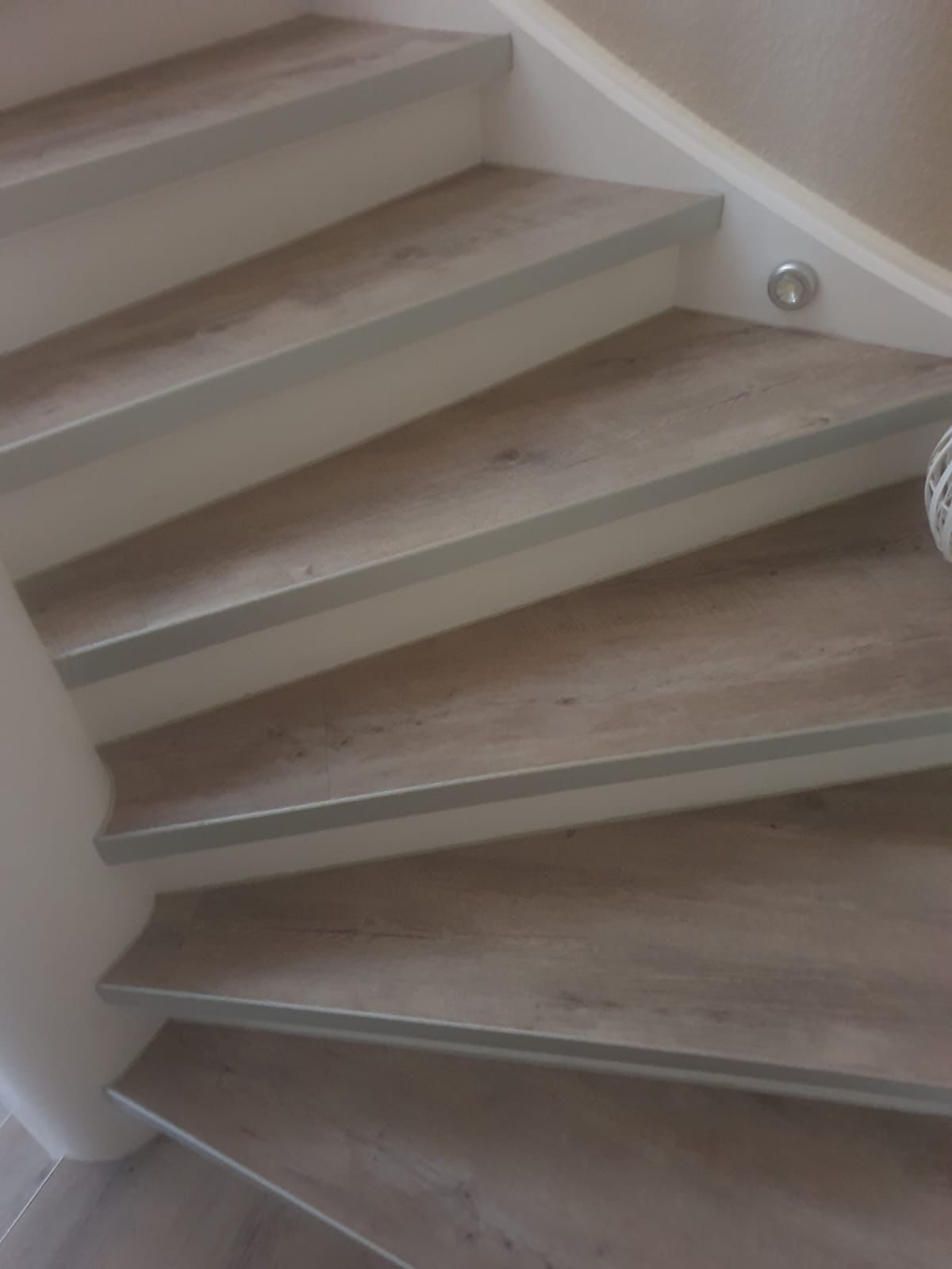 Treppe mit einem neu wirkenden Bodenbelag