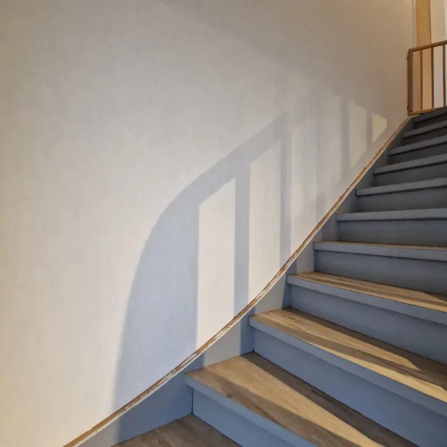 Verlegter Bodenbelag in einem Wohnraum