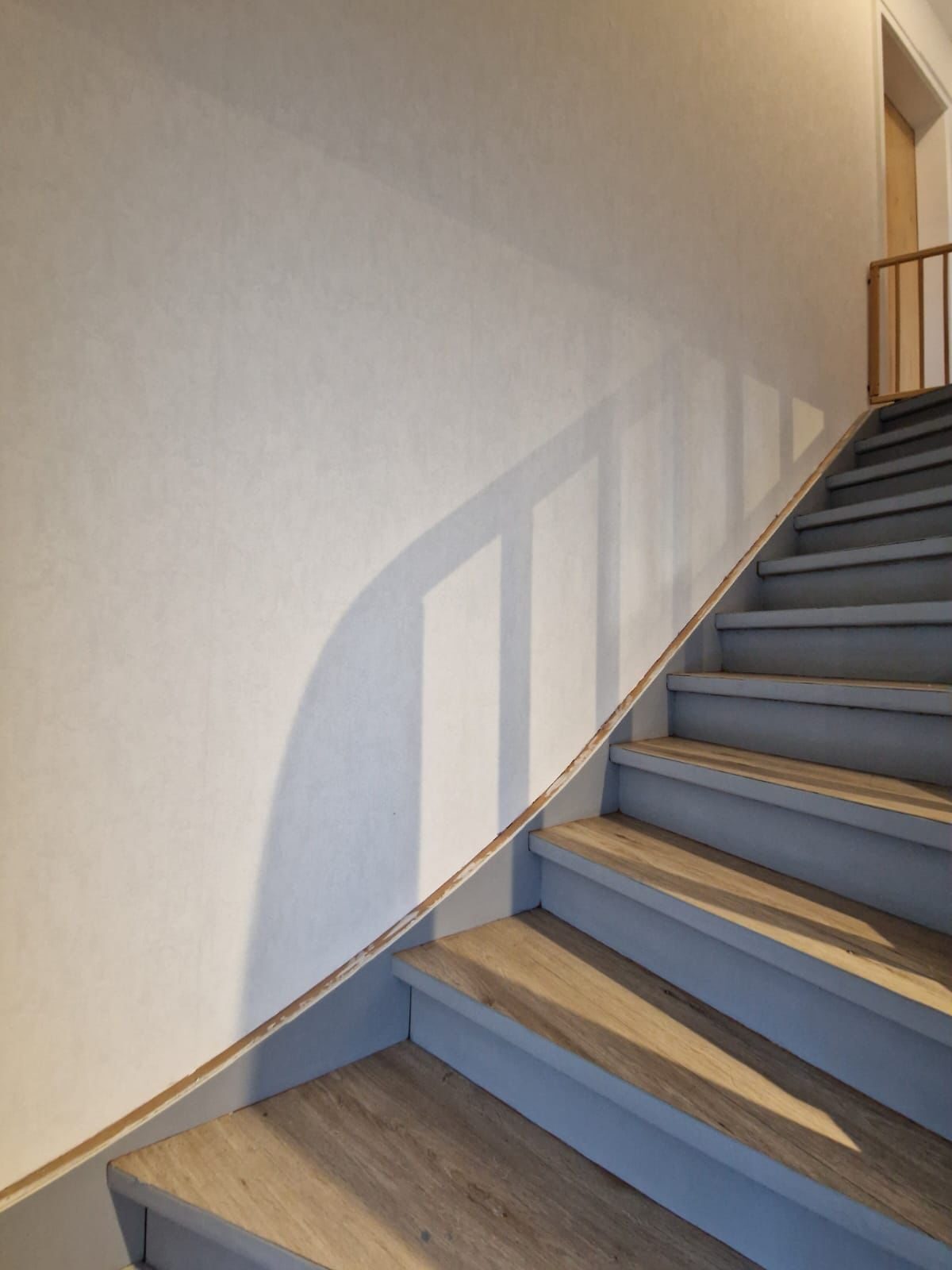 Verlegter Bodenbelag in einem Wohnraum