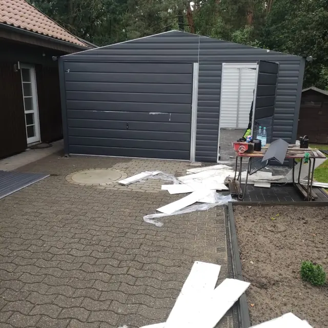 Fertig montiertes graues Gerätehaus