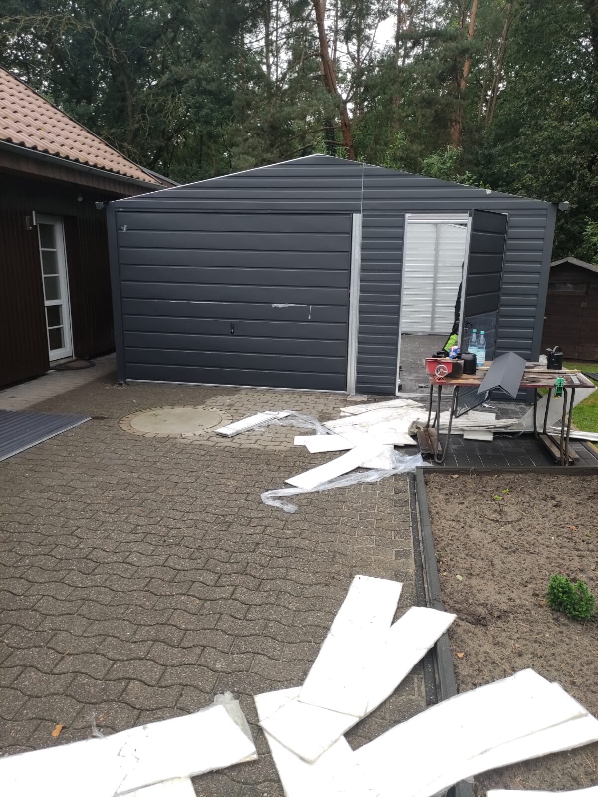 Fertig montiertes graues Gerätehaus