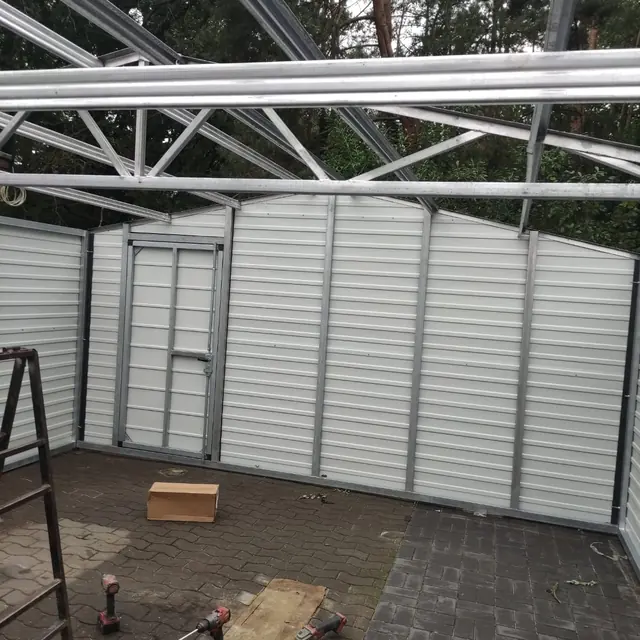 Aufgebautes Gerätehaus im Außenbereich