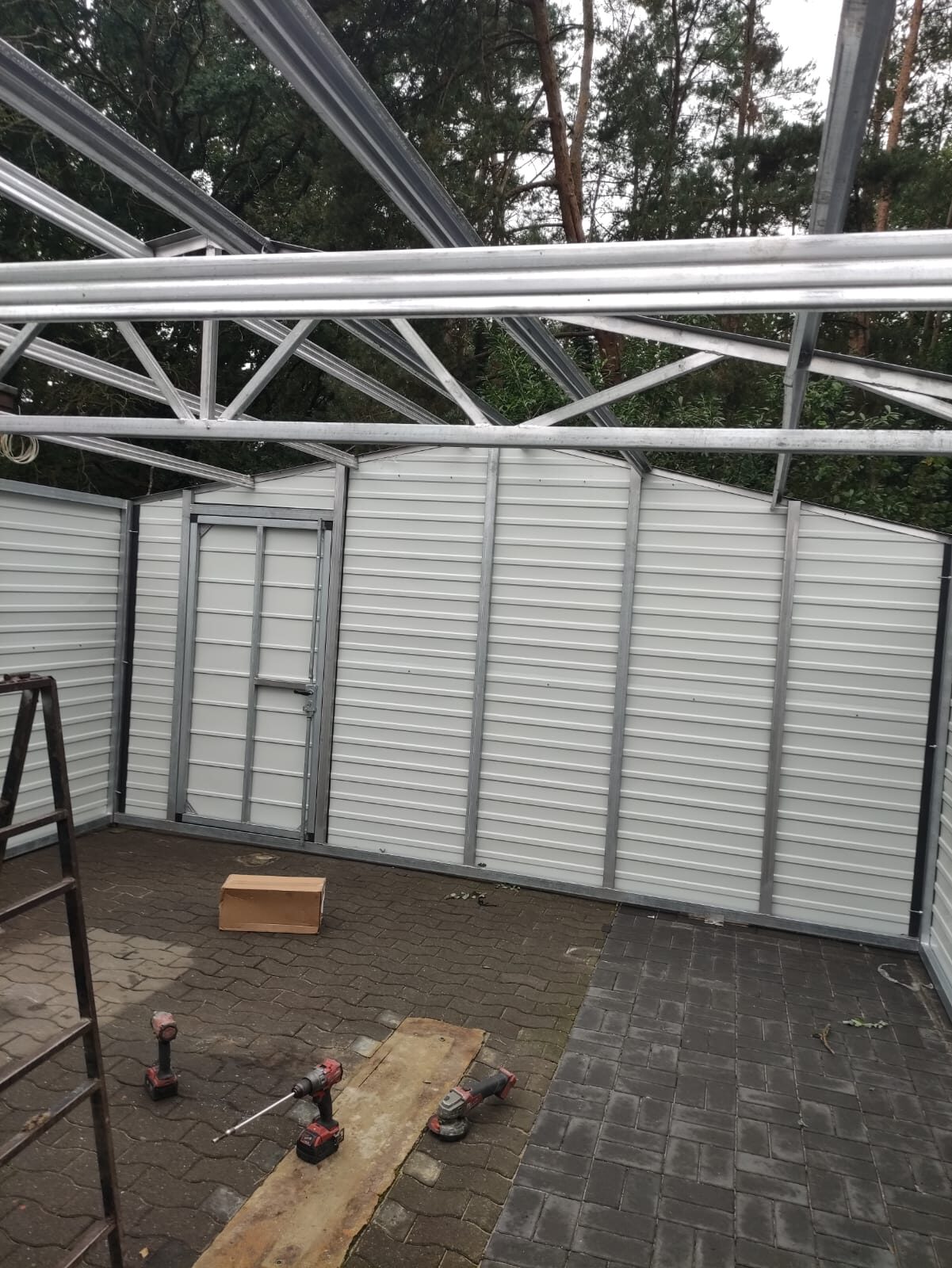 Aufgebautes Gerätehaus im Außenbereich