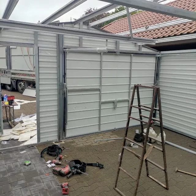 Fertig aufgebautes Bauteil an einem Grundstück
