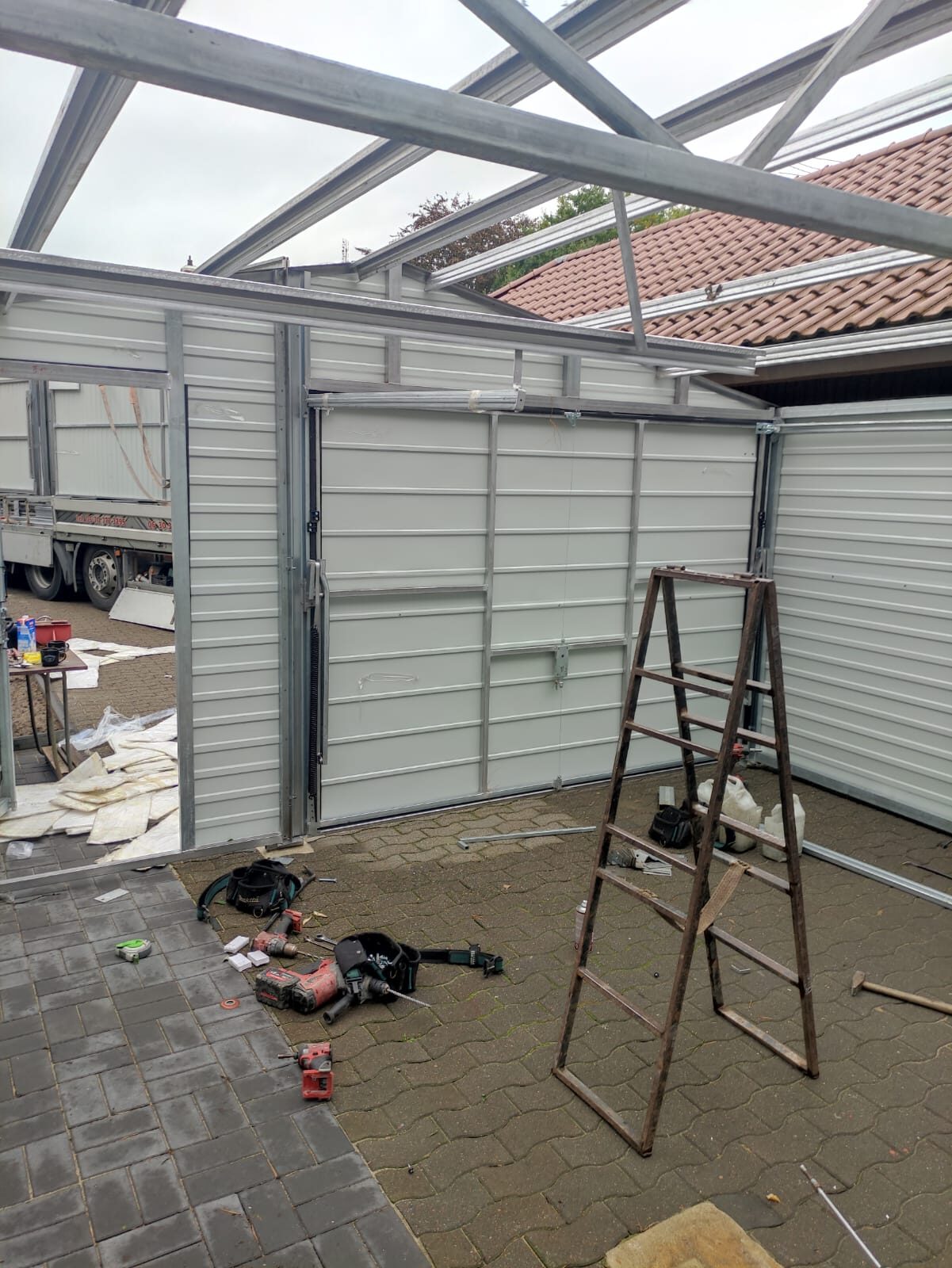 Fertig aufgebautes Bauteil an einem Grundstück