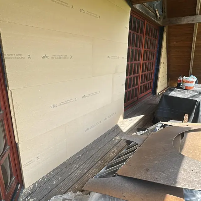 Montage einer Holzverkleidung im Außenbereich
