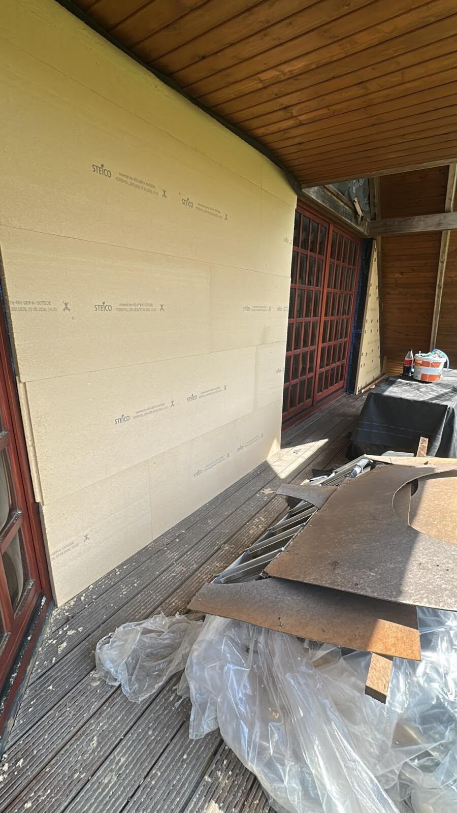 Montage einer Holzverkleidung im Außenbereich