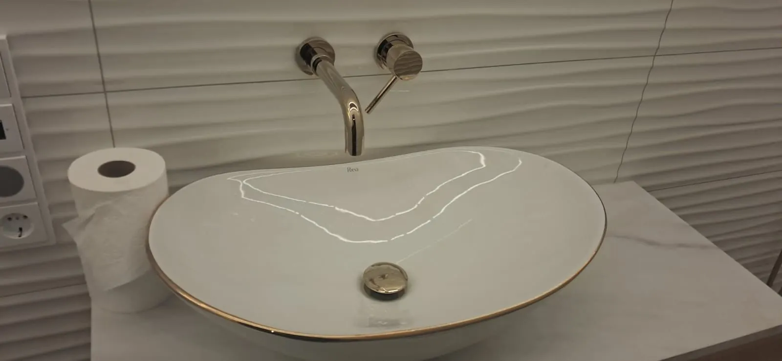 Modernisierter Innenbereich mit hochwertigem Waschplatz